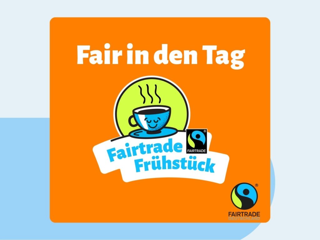 Die Grafik das Fairtrade Logo rechts unten, einen Hintergrund in orange mit der Überschrift in weiß: fair in den Tag. Darunter eine dampfende Kaffeetasse und der geschwungene Text: Fairtrade Frühstück.