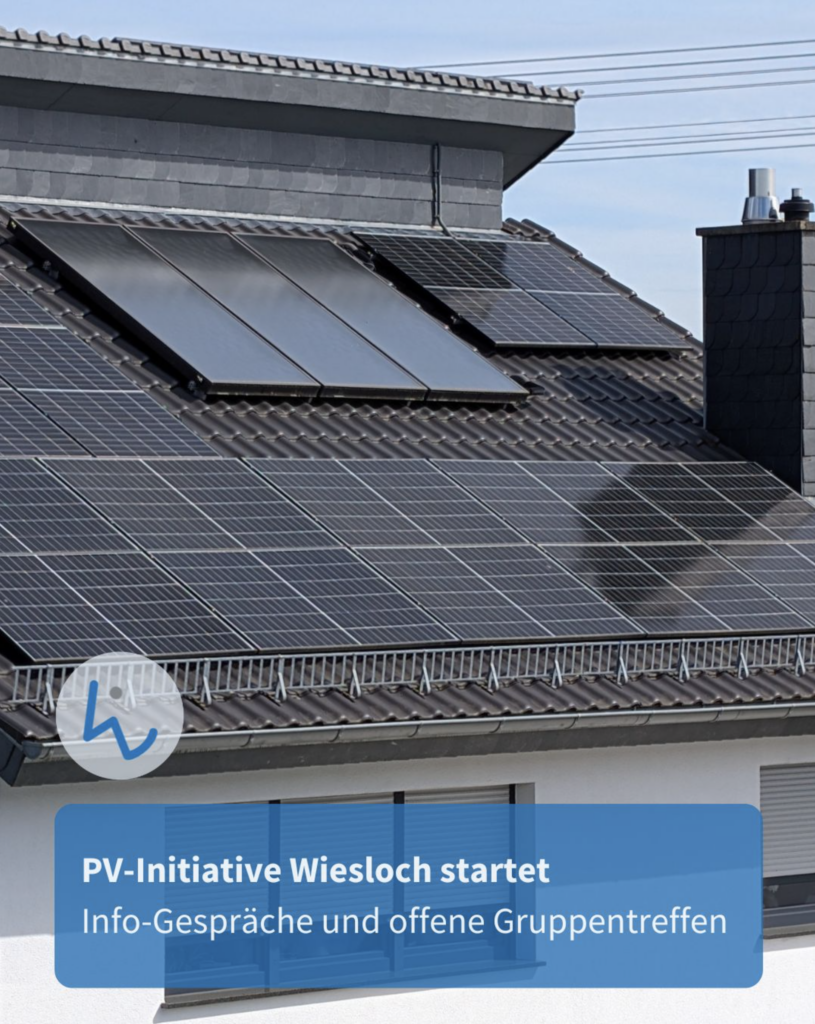 Die Abbildung zeigt ein Hausdach mit Photovoltaik-Paneelen. Dazu das Logo der Stadt Wiesloch und weißen Text auf blauem Grund: „PV-Initiative Wiesloch startet. Info-Gespräche und offene Gruppentreffen.“
