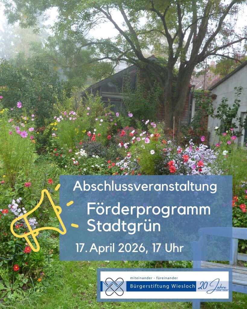 Das Bild zeigt einen grünen und bunten Garten mit vielen Stauden und Blüten, sowie einen großen Baum und im Hintergrund ein Wohnhaus. Unten rechts sieht man das Logo der Bürgerstiftung. Im Textfeld ist beschrieben, dass die Abschlussveranstaltung für das Förderprogramm Stadtgrün am 17. April 2026 um 17 Uhr stattfindet.