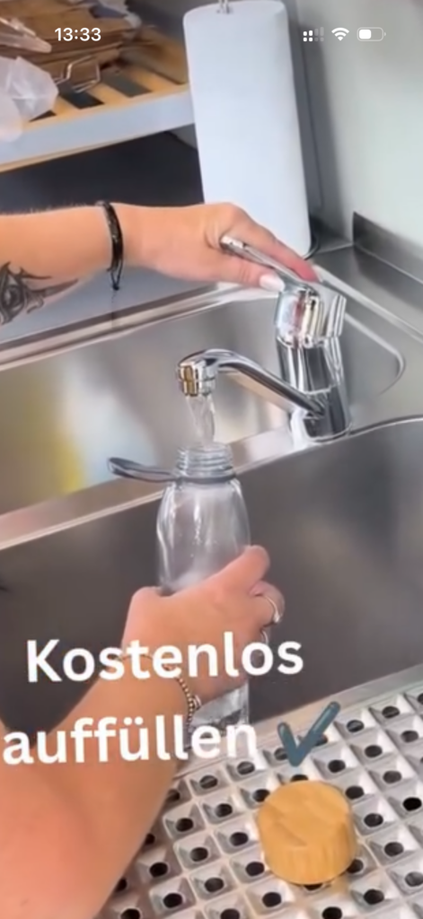 Die zweite Abbildung zeigt, wie die Trinkflasche in der Refill-Station mit Leitungswasser aufgefüllt wird.